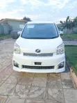 Toyota Voxy X 2WD 8-Seater 2012 White - 1