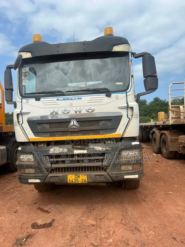 Sinotruk Howo TX Heavy-Duty Flatbed Truck - 1