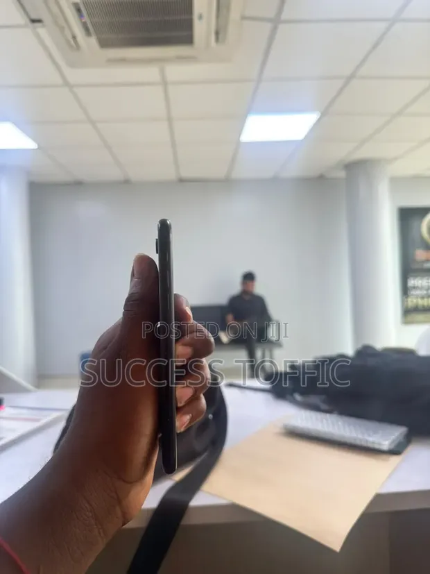 Apple iPhone XR 64GB Black - 1