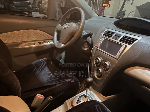 Toyota Belta 2009 Red - 1