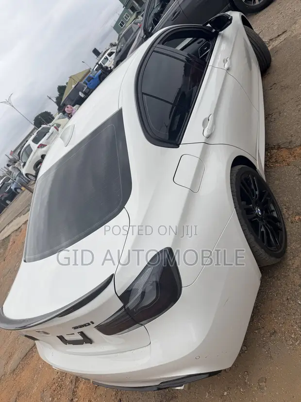 BMW 330i 2019 White - 1