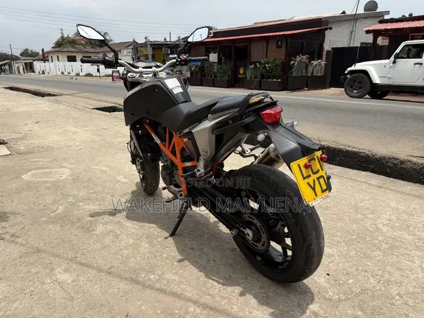 KTM Duke 690 Sports Motorcycle 2014 - 1
