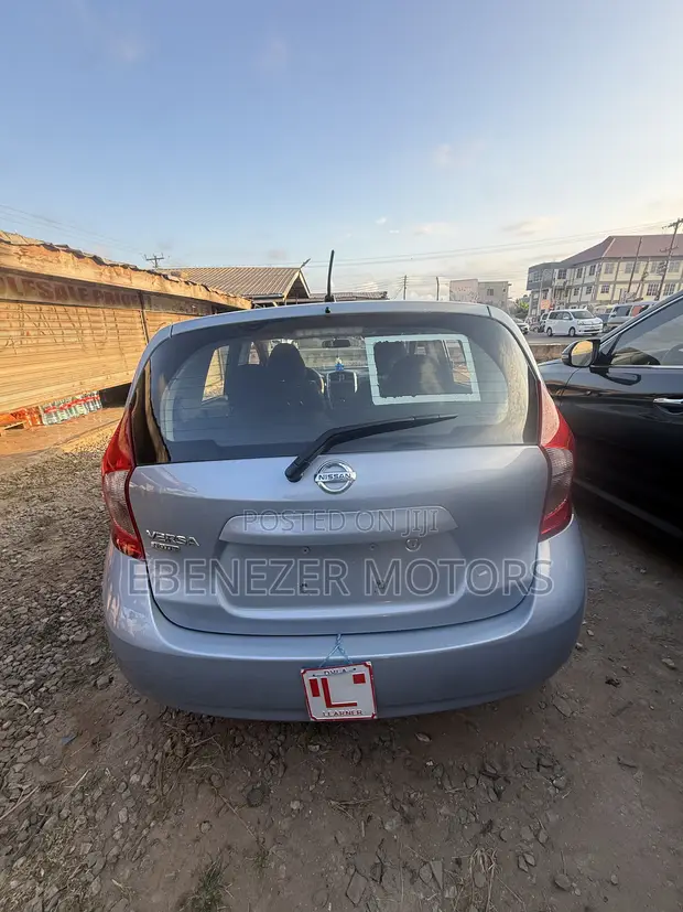 Nissan Versa 2016 Silver - 1