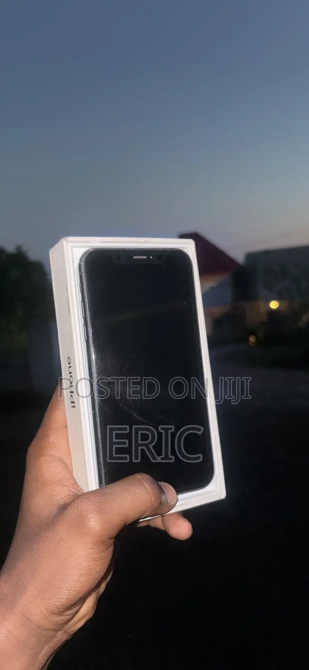Apple iPhone XR 64GB Black - 1