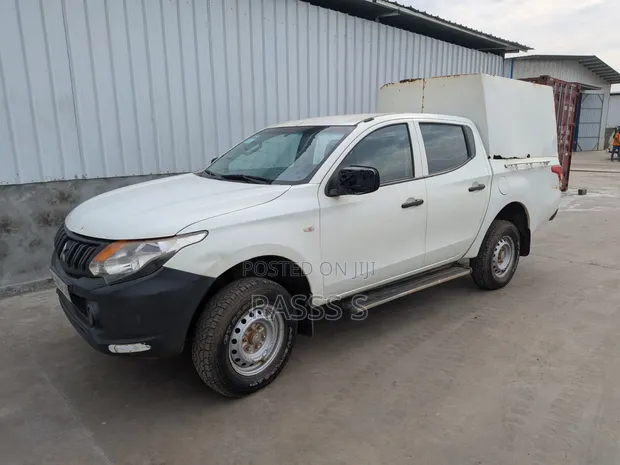 Mitsubishi L200 2019 White - 1