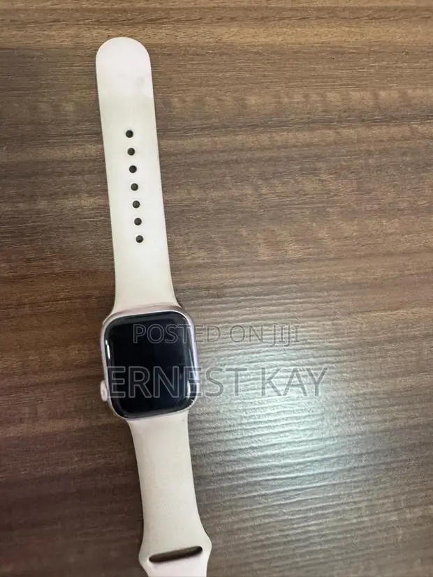 Apple Watch Series 9 - White Rubber Band - 1