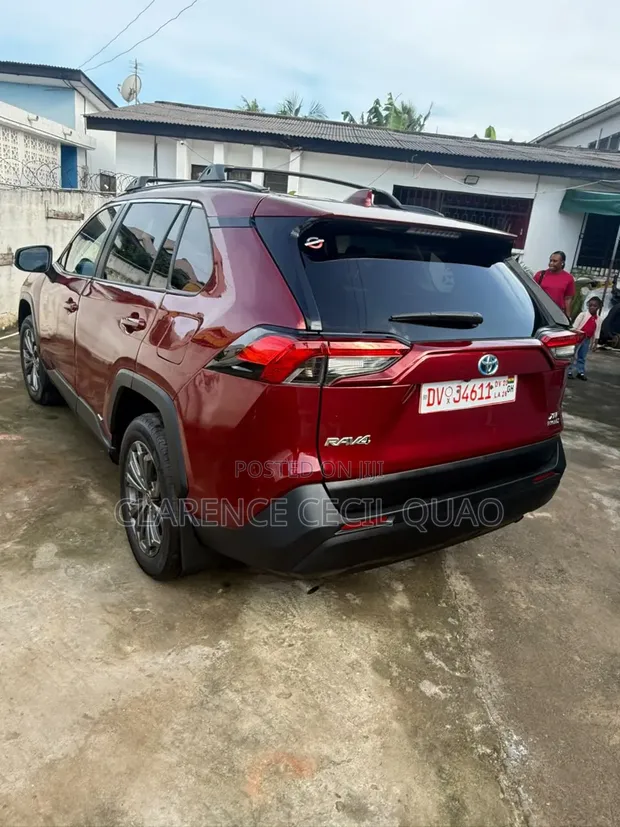 2024 Toyota RAV4 XLE AWD Red - 1
