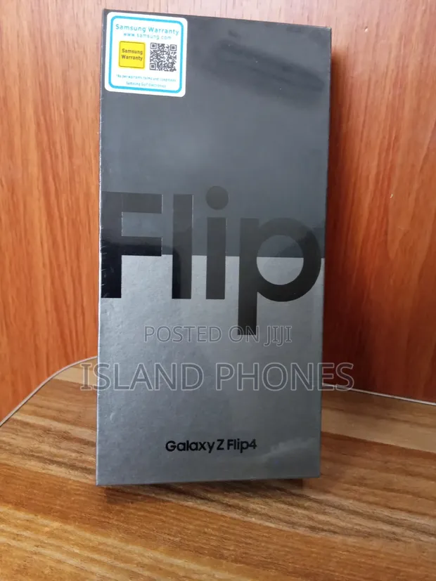 New Samsung Galaxy Z Flip4 256GB White - 1