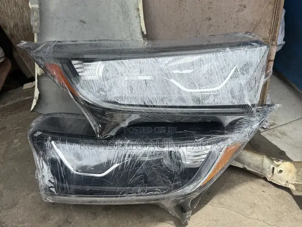 Honda CR-V 2018 Headlight Pair - 1