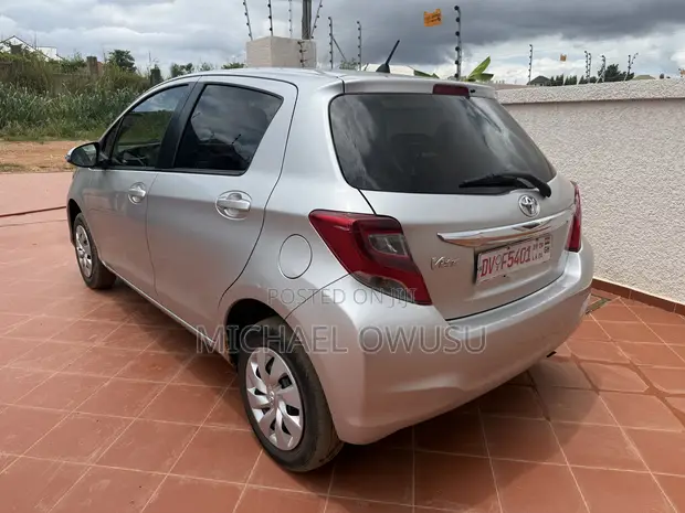 Toyota Vitz 2015 Silver - 1
