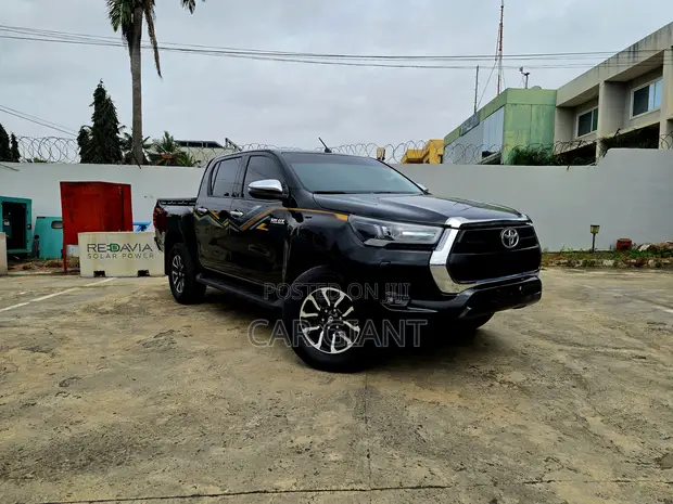 Toyota Hilux 2024 Black - 1