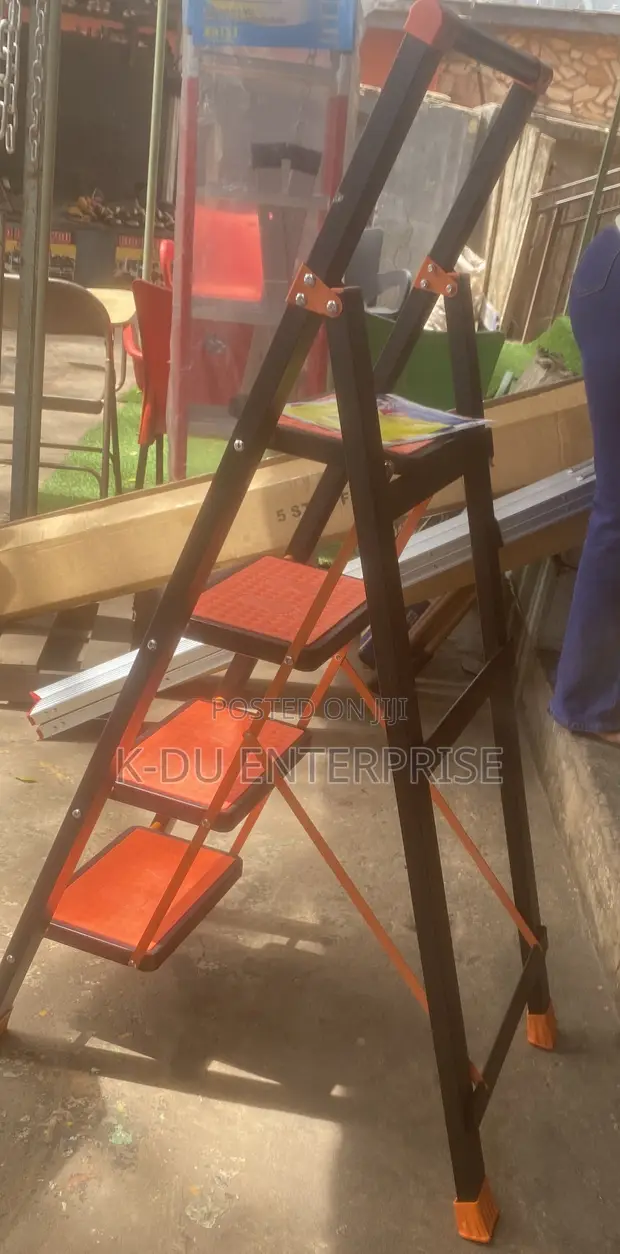 4-Step Steel Ladder - 1