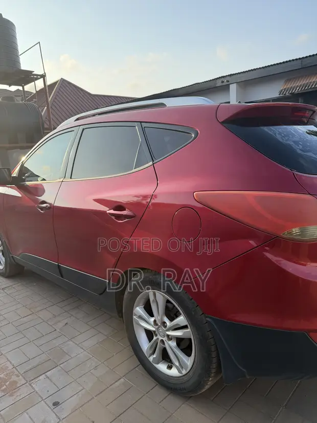 Hyundai Tucson 2013 Red - 1