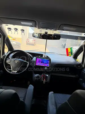 2015 Toyota Voxy V 4WD 8-Seater - White