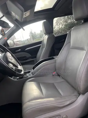 2016 Toyota Highlander XLE V6 4x4 SUV - Gray