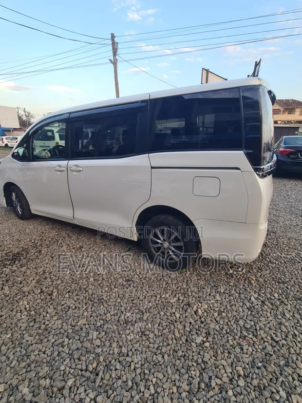 Toyota Voxy V 4WD 8-Seater 2016 White - 1