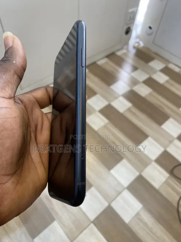 Apple iPhone XR 64GB Black - 1