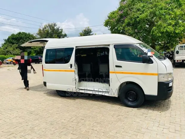 Toyota HiAce H200 Passenger Van 2010 - 1