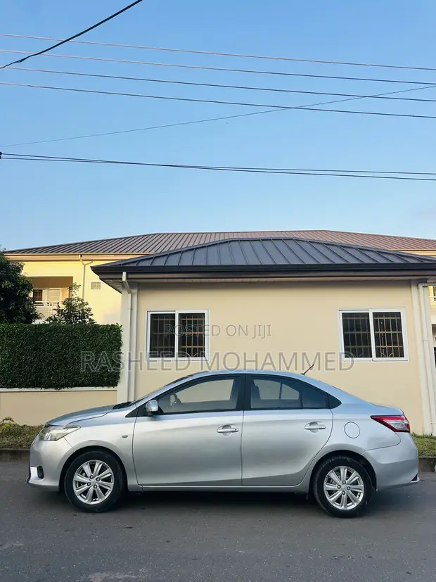 Toyota Yaris 2015 Silver - 1