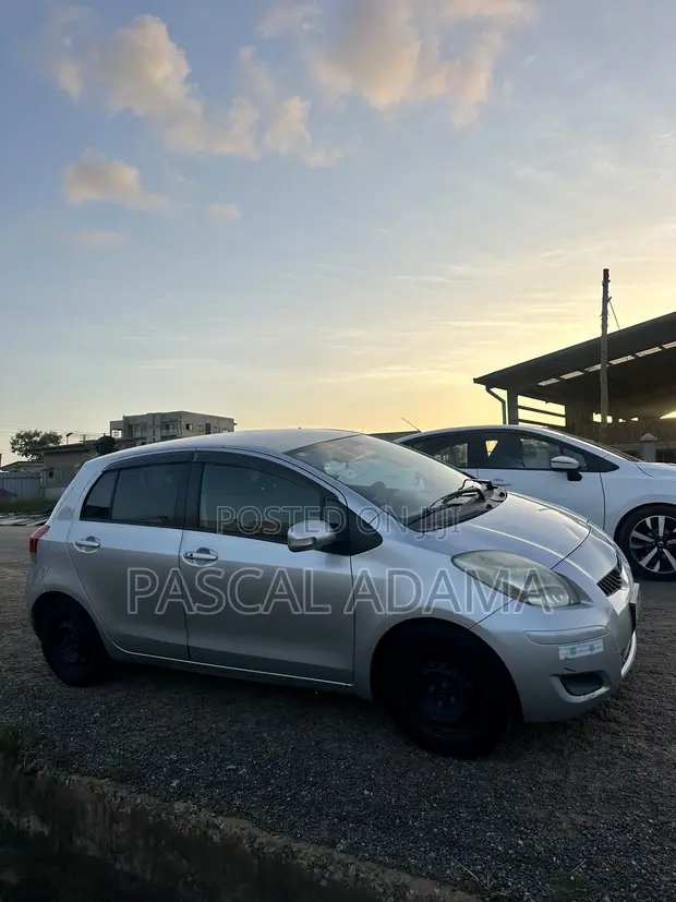 Toyota Vitz 1.3 AWD 5dr 2010 Silver - 1