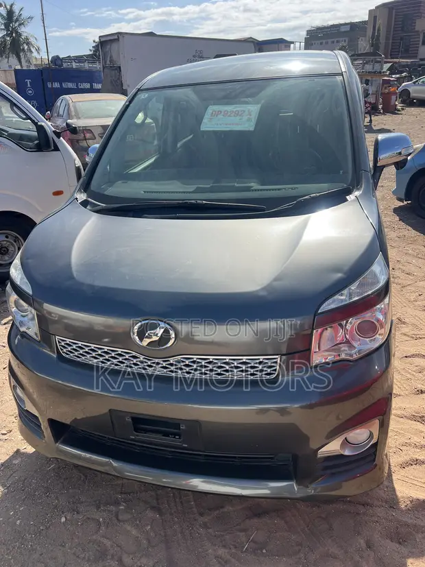 Toyota Voxy V 2WD 8-Seater 2013 - 1