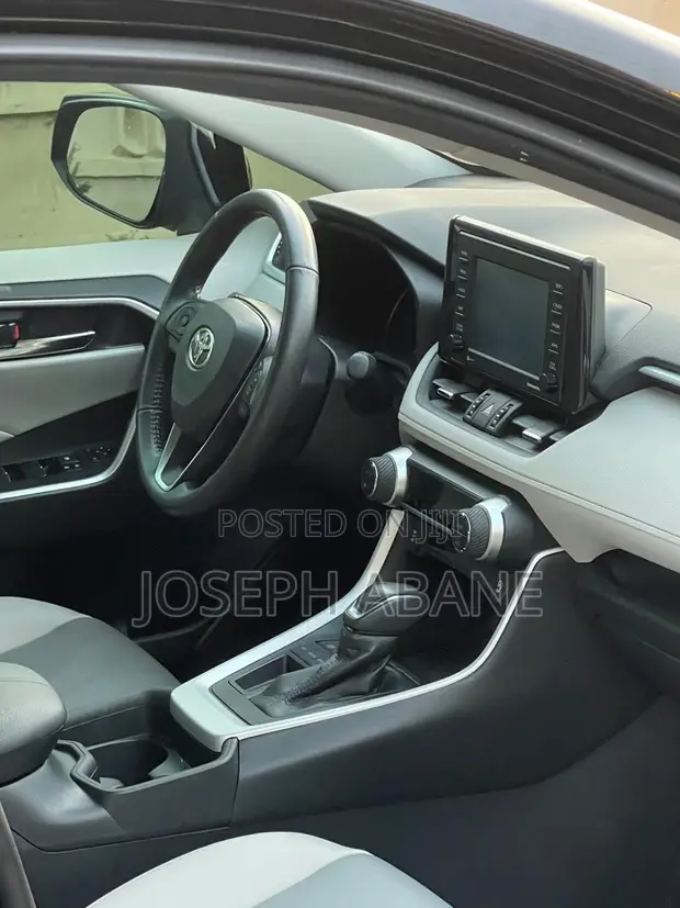 2021 Toyota RAV4 XLE Black - 1