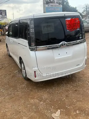 Toyota Voxy X 4WD 7-Seater 2015 White