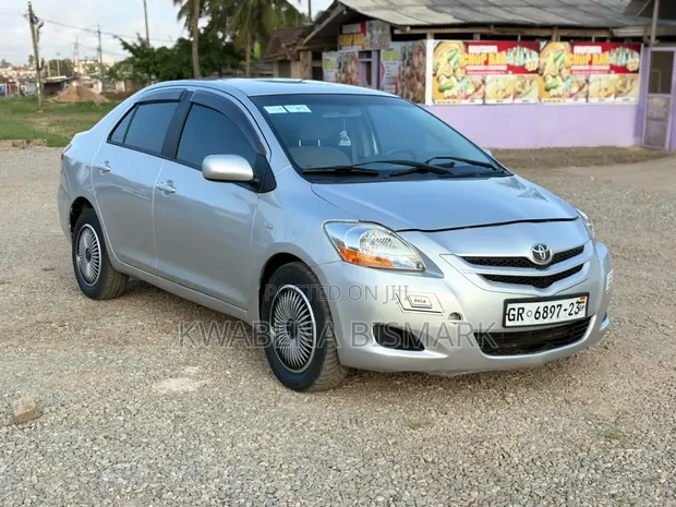 Toyota Belta 2010 Silver - 1