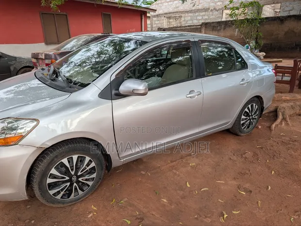 Toyota Belta 2010 Silver - 1