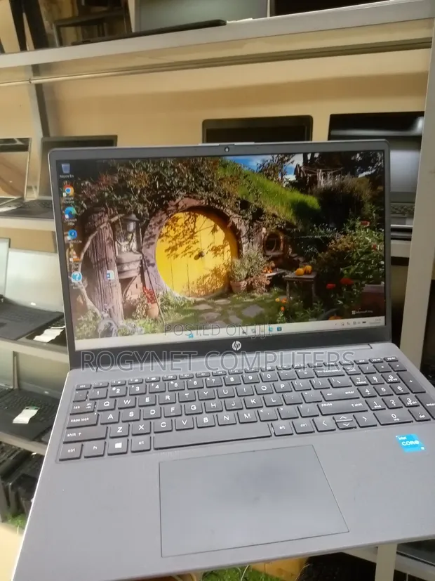 HP 250 G10 Laptop: Intel Core i3, 8GB RAM, 256GB SSD - 1