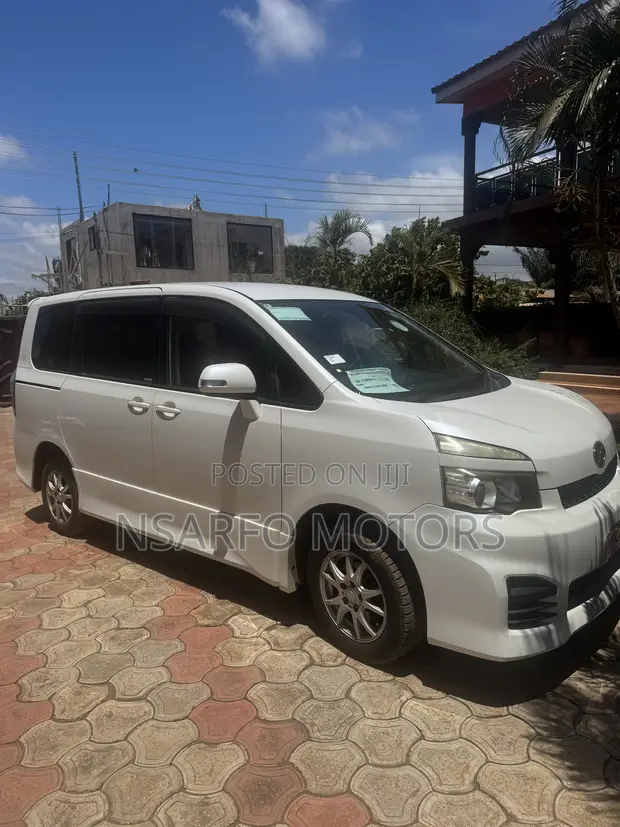Toyota Voxy V 4WD 8-Seater 2012 White - 1