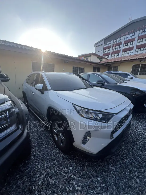 Toyota RAV4 LE FWD 2020 White - 1