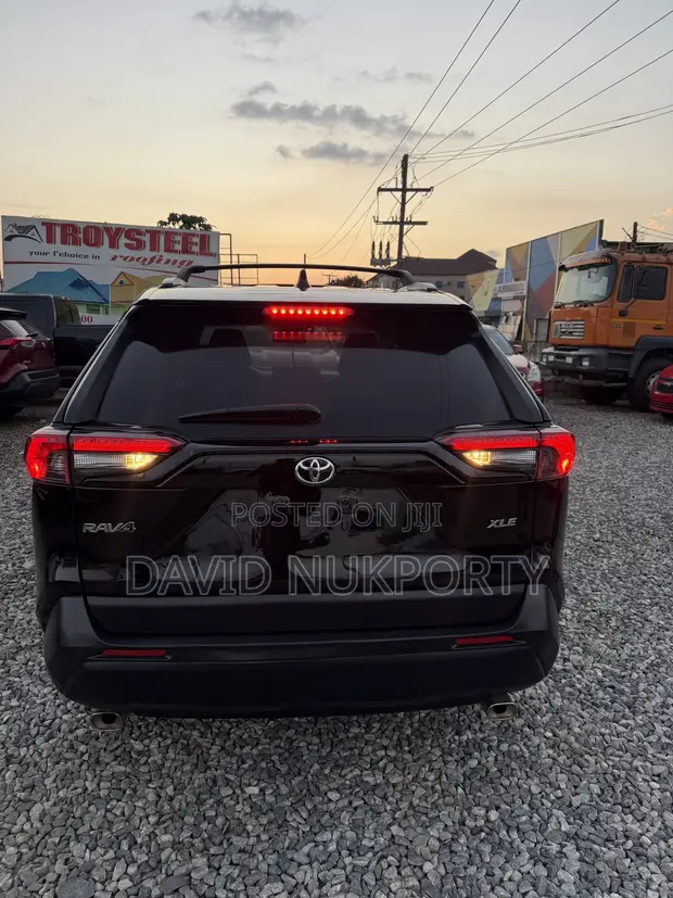 Toyota RAV4 XLE 2022 Black - 1