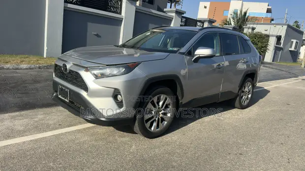 Toyota RAV4 XLE 2021 Silver - 1