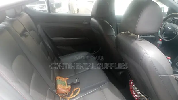 Hyundai Elantra 2018 White - 1