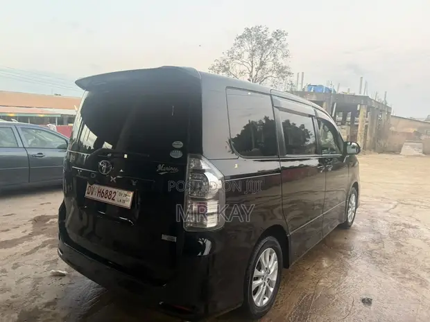 Toyota Voxy Z G's 2WD 7-Seater 2012 Black - 1