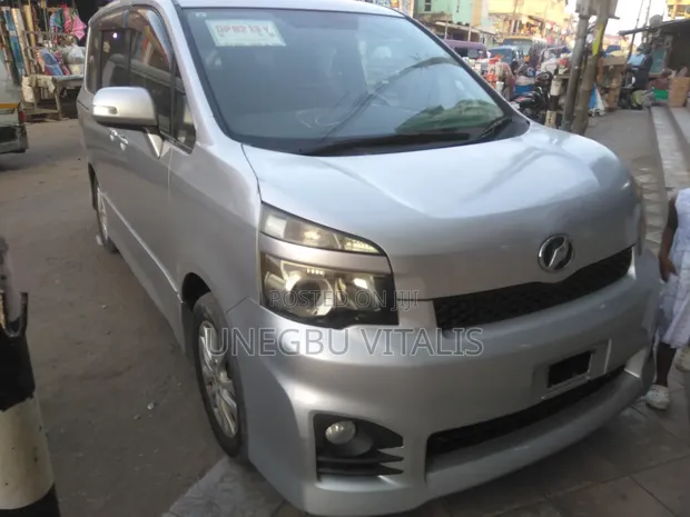 Toyota Voxy V 2WD 8-Seater 2013 Silver - 1