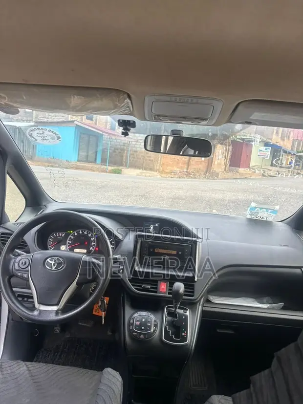 Toyota Voxy V 4WD 7-Seater 2015 Silver - 1