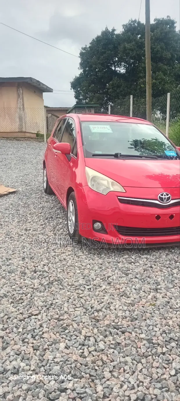 Toyota Verso 2011 Red - 1
