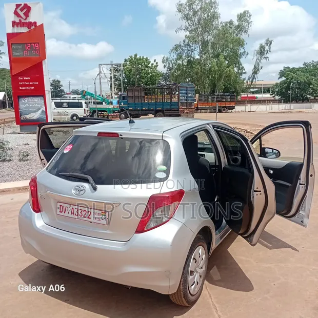 Toyota Vitz 1.0 FWD 5dr 2012 Silver - 1