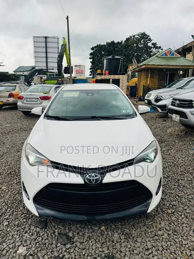 Toyota Corolla 2017 White - 1