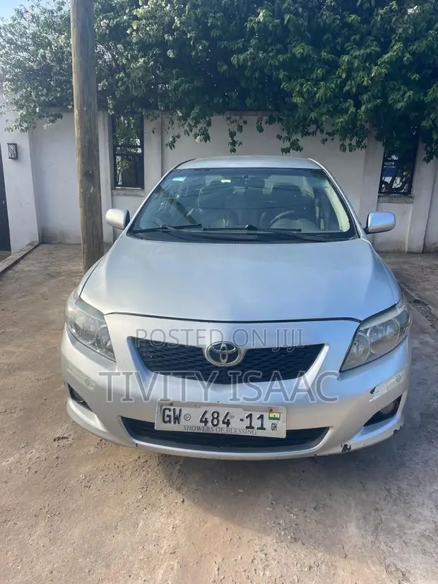 Toyota Corolla LE 2010 Silver Sedan - 1