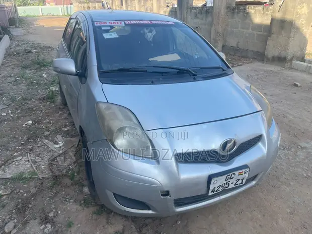 Toyota Vitz 2009 Silver - 1