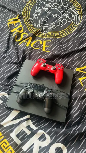 PS4 Slim Jailbreak with 2 Controllers & 6 Games