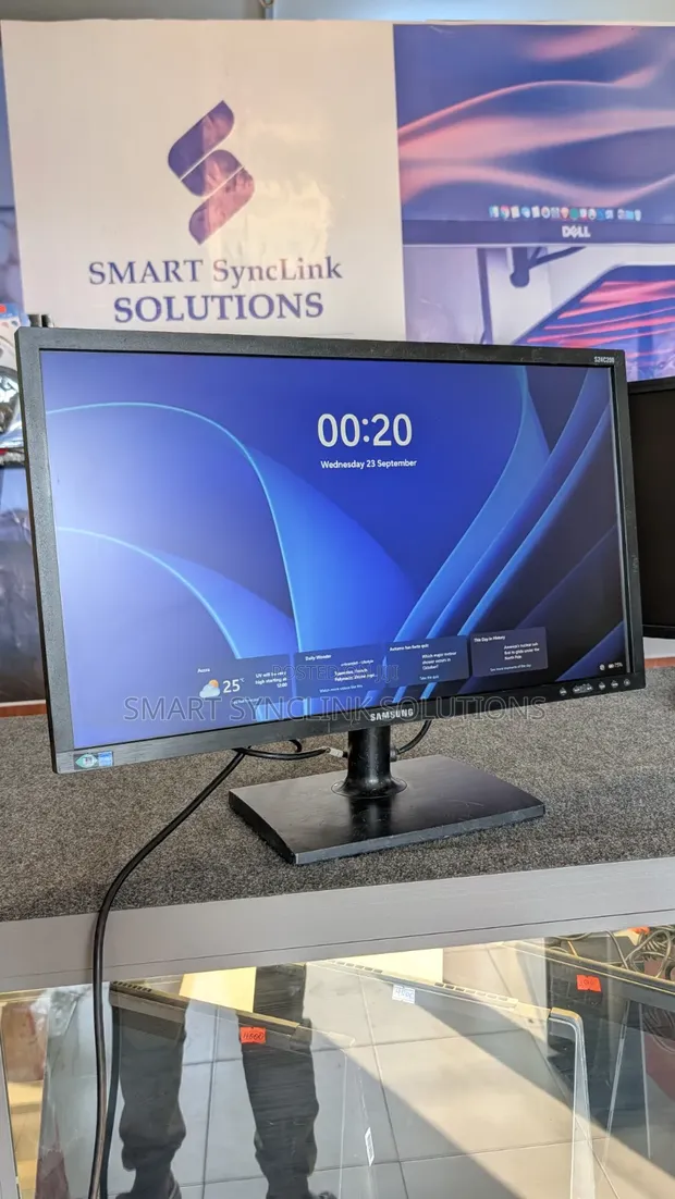 24" Samsung Full HD Monitor (S24C200) - 1