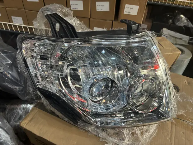 Mitsubishi Pajero Headlights (2008-2015) - 1