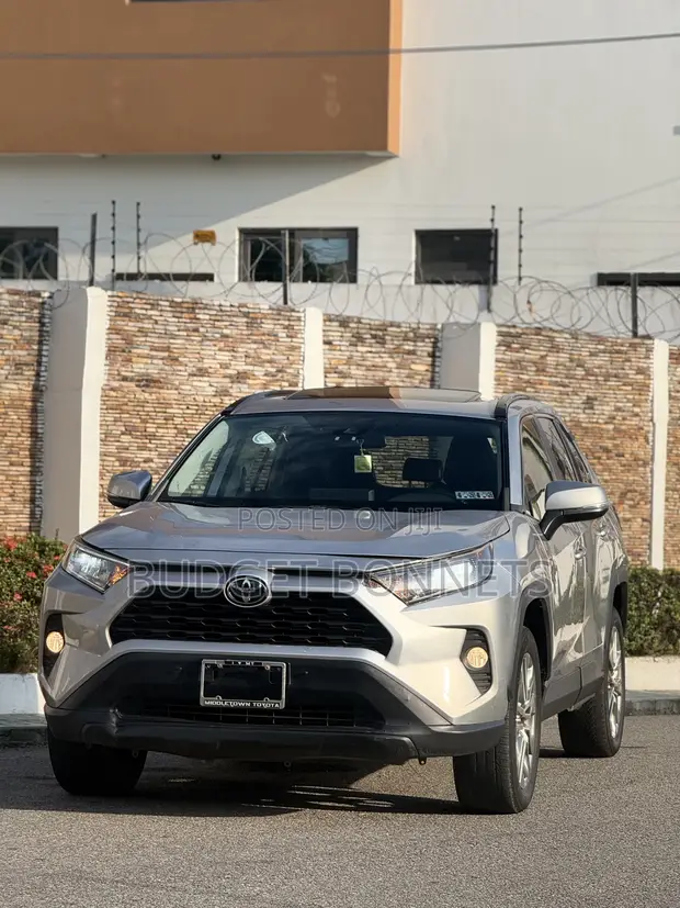 2021 Toyota RAV4 XLE Silver - 1