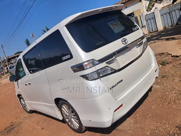 Toyota Vellfire V 2.4 4WD 8-Seater 2012 White - 1