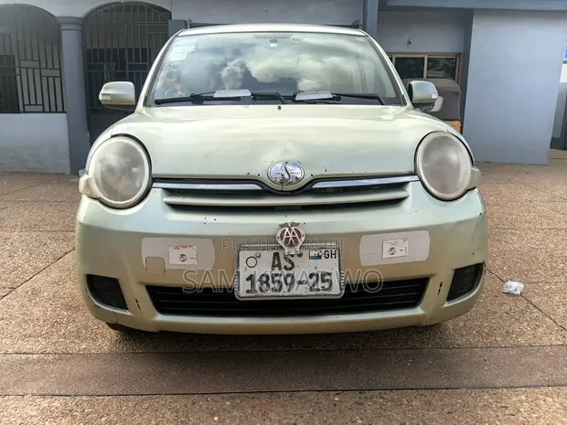 Toyota Sienta 2013 Green - 1