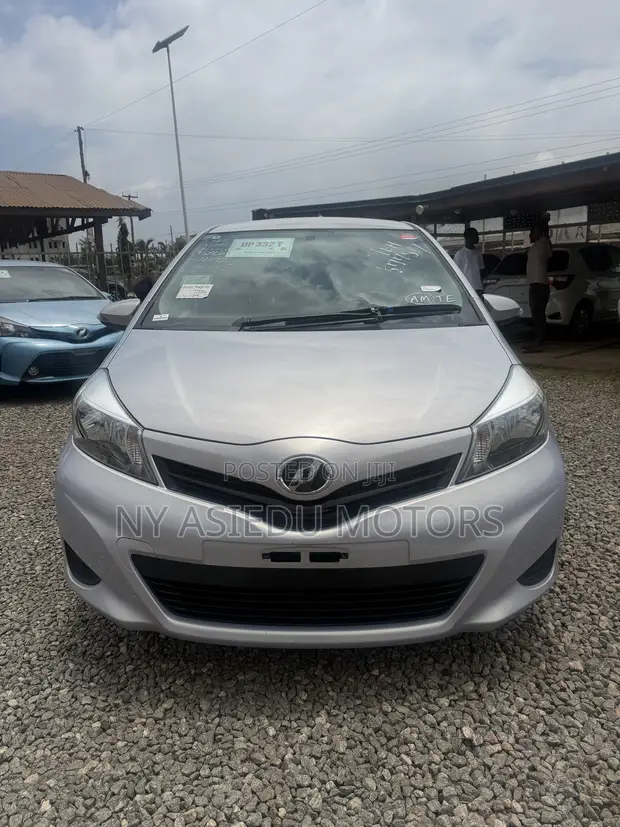 Toyota Vitz 1.3 FWD 3dr 2014 Silver - 1